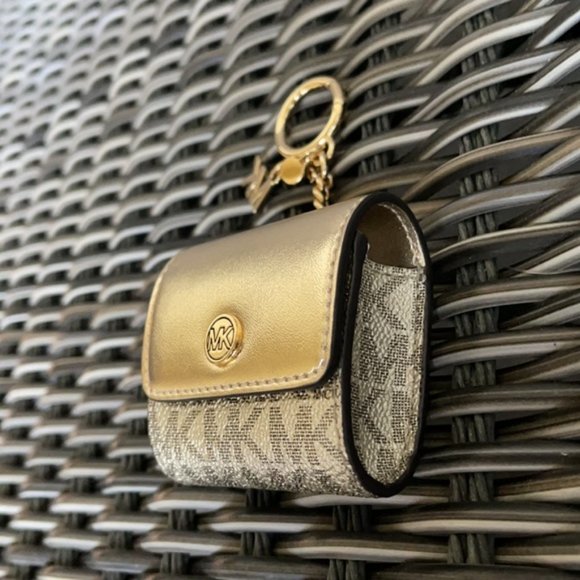 Michael Kors Jet Set Travel AirPod Case - Picture 2 of 16